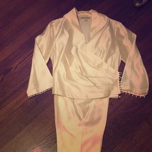 Silk-like pants suit with pearl detail